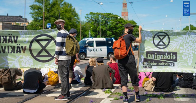 Mielenosoitus on katkaissut liikenteen Helsingin Mannerheimintiellä Pikkuparlamentin puiston edessä molempiin suuntiin.