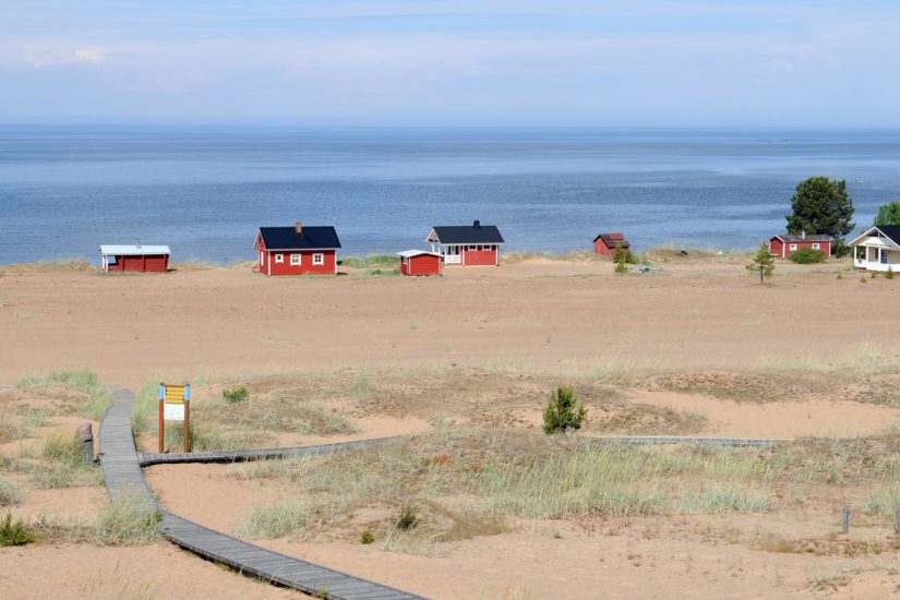 Suurin riski on pohjaveden sekä Perämereen laskevan Kalajoen saastuminen. Kalajoki taas tunnetaan parhaiten dyyneistään. 